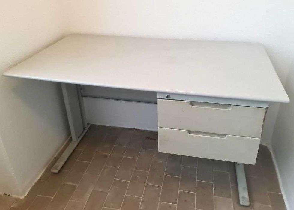 Secretárias em metal com o tampo branco