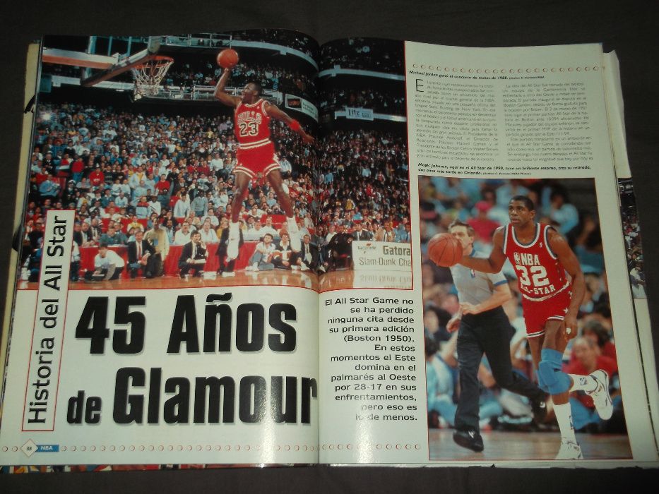 Revista All Stars of the NBA de 1995 com poster gigante.