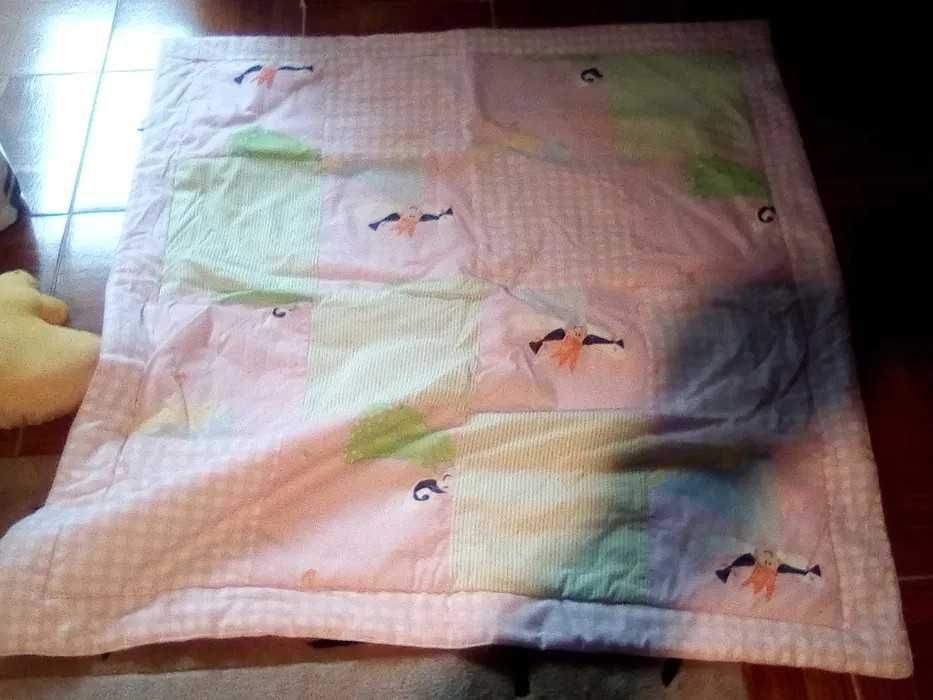 Cesto para brinquedos e tapete