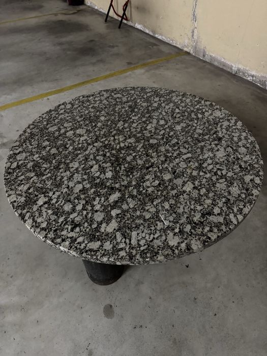 Mesa com tampo em granito