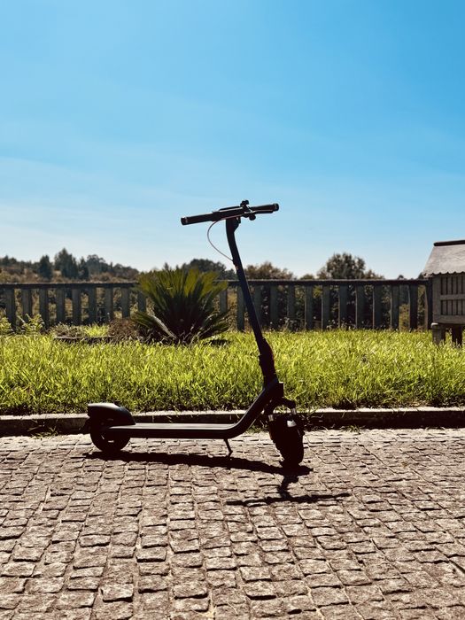 Trotinete eletrica ninebot ,25km/h,25km autonomia,300w 14,4kg de peso.