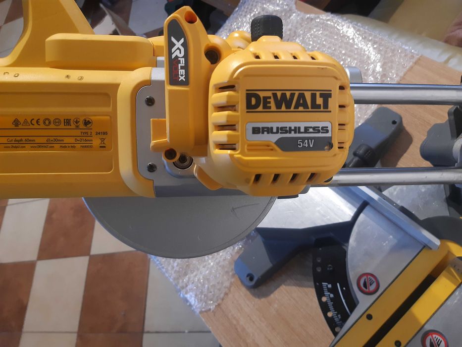 DeWALT DCS777 Ukośnica akumulatorowa 54 V