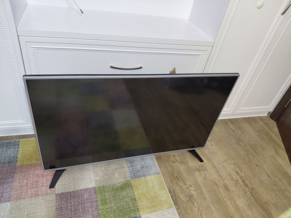 Телевізор  LG 49LF590V