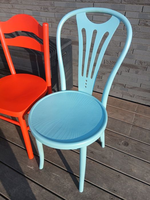 Stare odnowione krzesła, czerwone i niebieskie