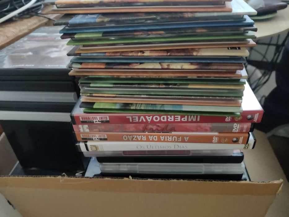 Caixa com DVDS vários
