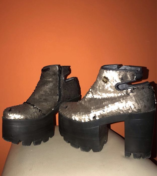 Botas Not Yet com lantejoulas