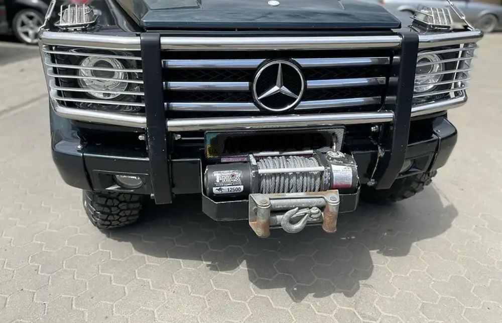 Багажник на дах автомобіля в комплекті.