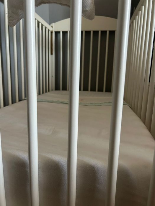 Berço de bebê com colchão incluído