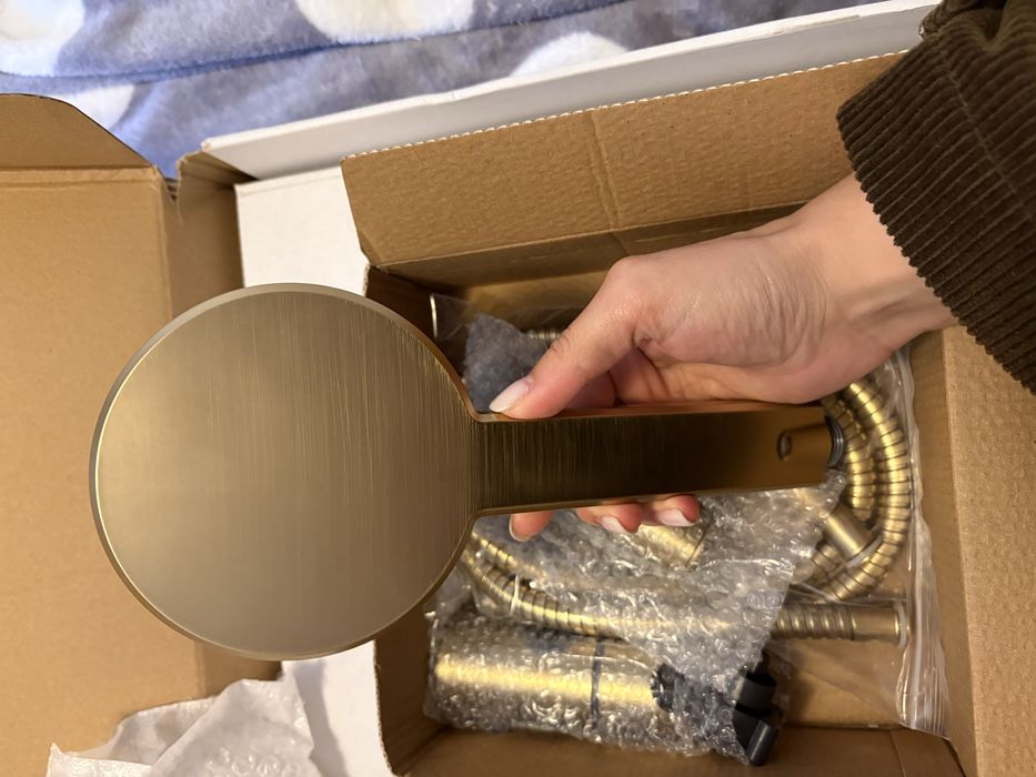 Coluna de chuveiro dourado escovado