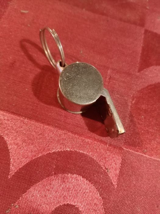 Apito metálico de árbitro .