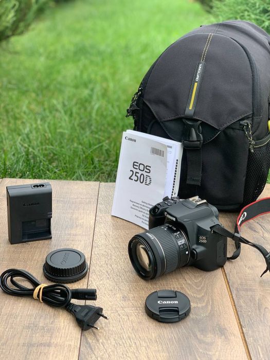 Canon 250D з поворотним екраном