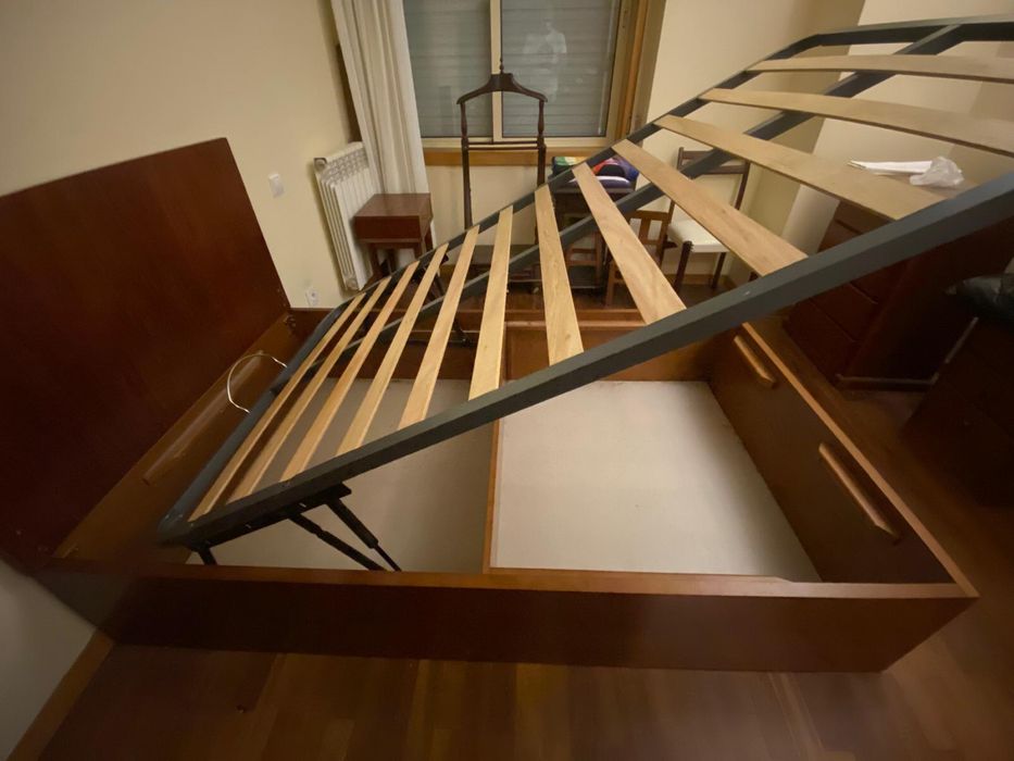 Sommier/Cama de corpo e meio + mesa de cabeceira - madeira