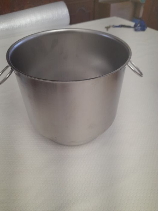 Balde de gelo em inox
Tem 19 cm de diametro e 19 cm de