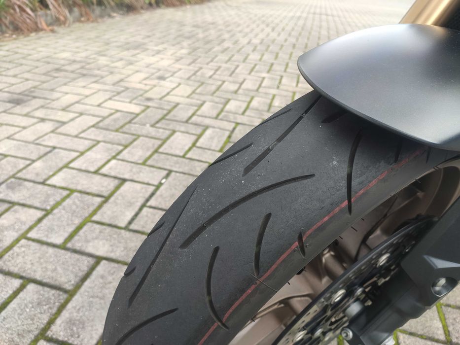 Honda cb650r 6000km 1300€ de extras