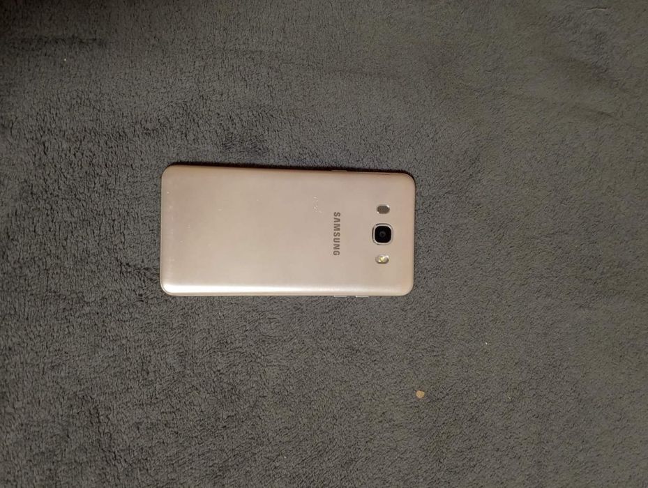Телефон Samsung Galaxy J7