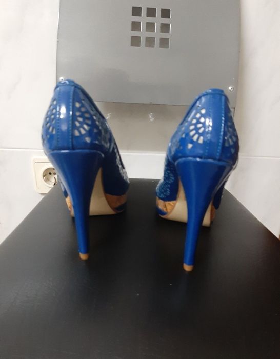 Vendo um par de sapatos