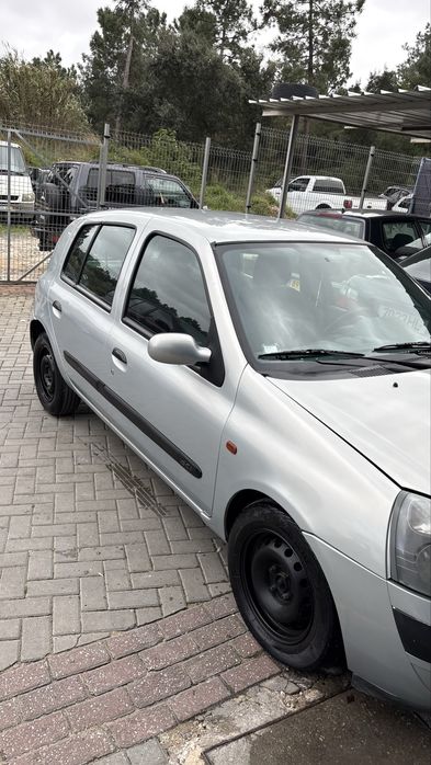 Clio com ar condicionado