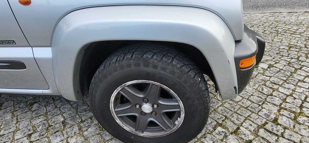 Jeep cherokee KJ Liberty 2500 crd 4x4