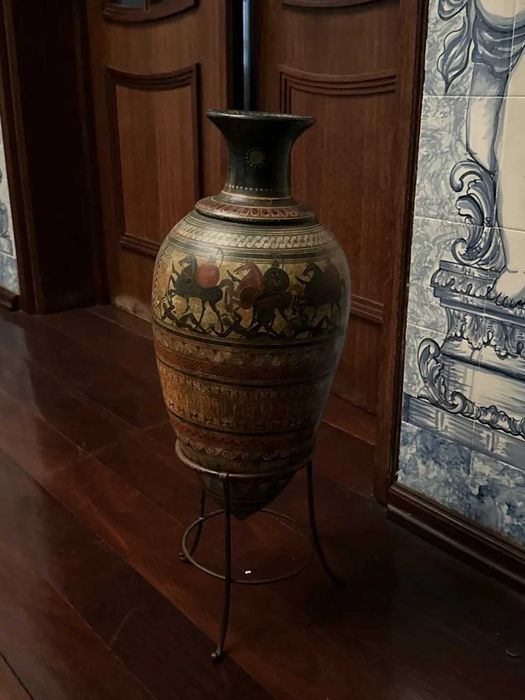 Ânfora Decorativa Estilo Greco-Romano em Suporte Metálico de Tripé