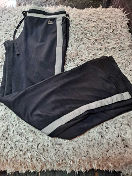 Spodnie dresowe sportowe damskie Nike.