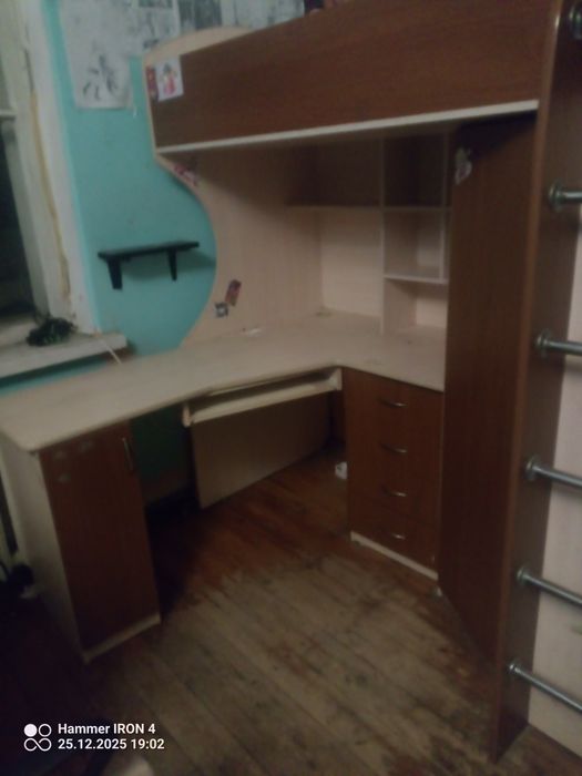 Продам двух яросную кровать со столом,шкафом и множеством полочек.