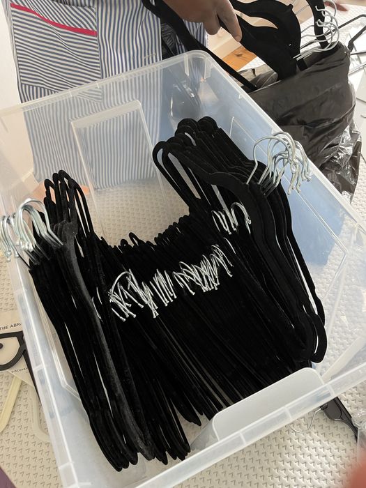 110 cabides de veludo pretos