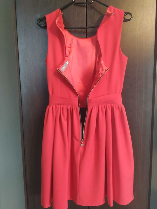 Rozkloszowana czerwona sukienka 36