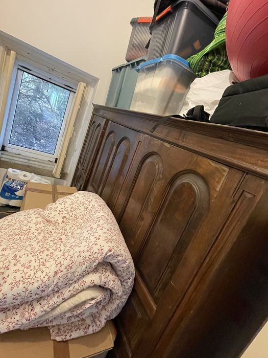 Cama + banca de cabeceira (Carvalho)