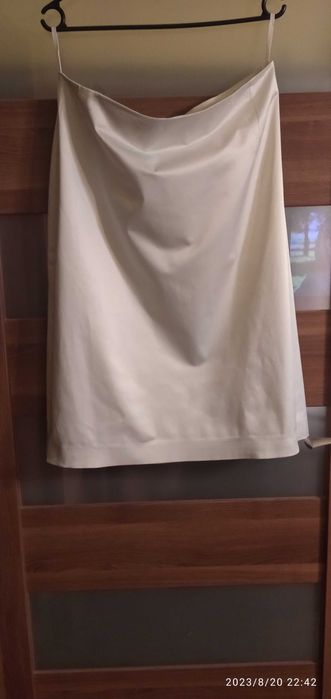 elegancka jasna spódnica