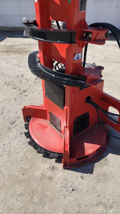 Głowica ścinkowo-pakietująca do biomasy do ładowarek skid-steer