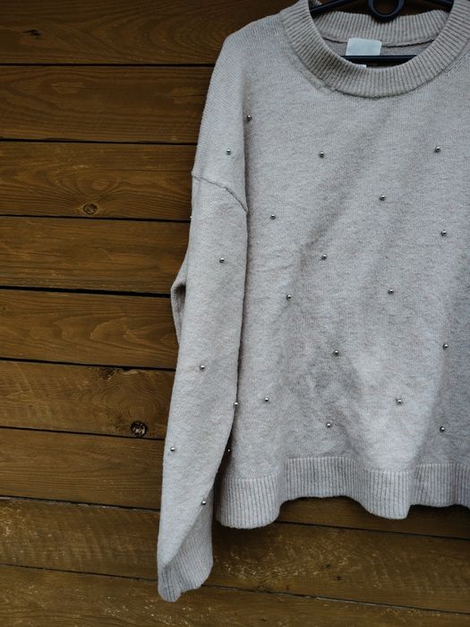 Sweter z srebrnymi kulkami