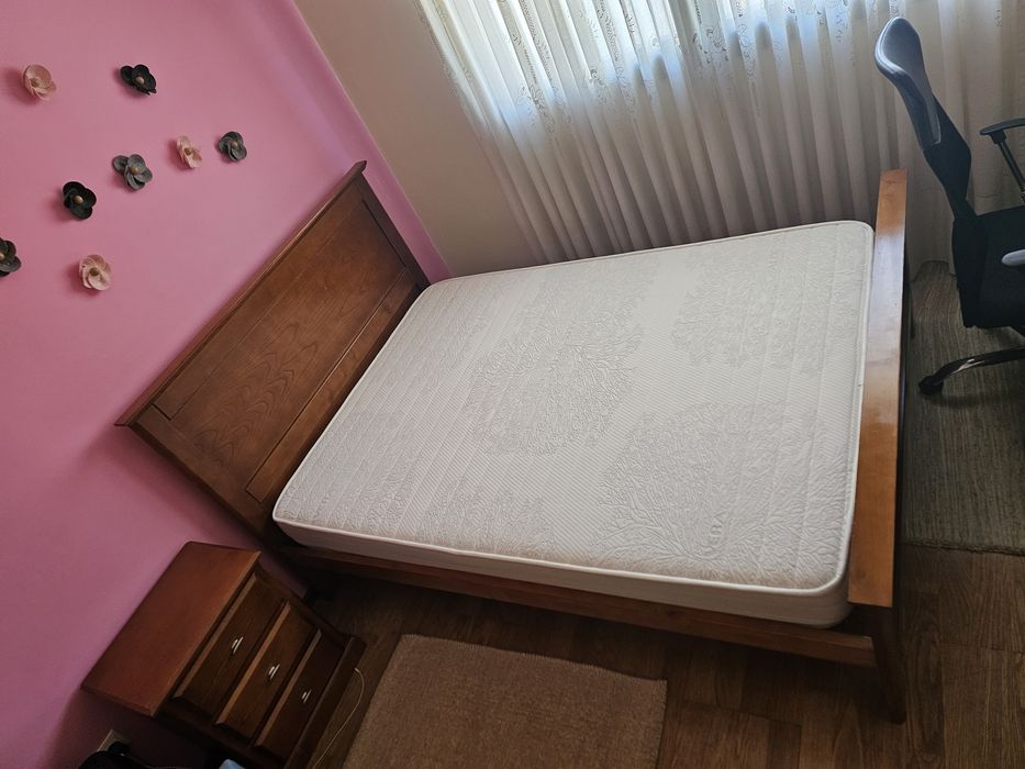 Cama com colchão  e mesinhas de cabeceira