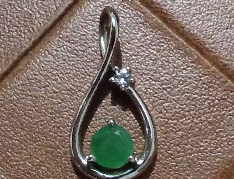 Pendente de Prata Lei e Esmeralda