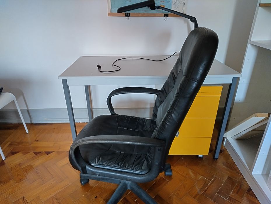Conjunto secretária, cadeira e lâmpada de escritório