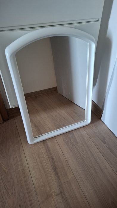 Lustro do łazienki w plastikowej białej ramie