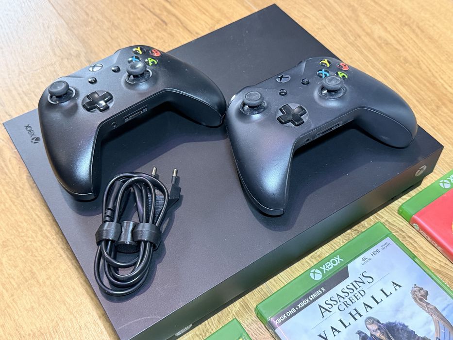 Xbox One X 1TB + dwa pady + 3 gry