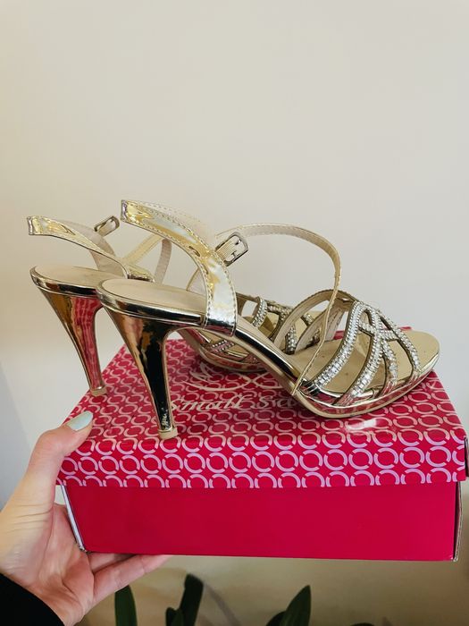 Buty sandałki na obcasie zlote