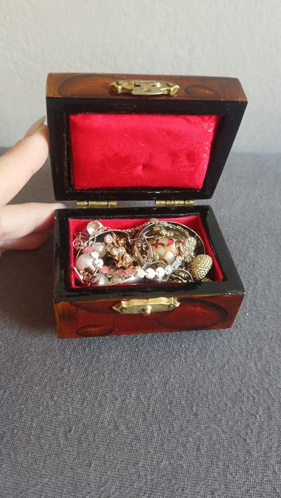 Mystery szkatułka niespodzianka ze sztuczną biżuterią