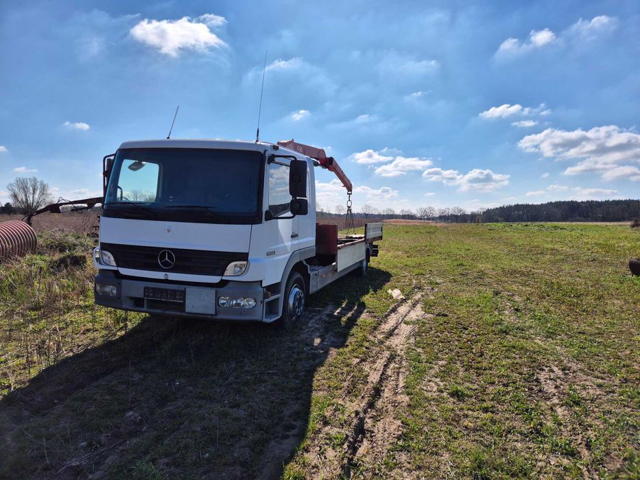 Samochód cieżarowy Mercedes 1223L z żurawiem