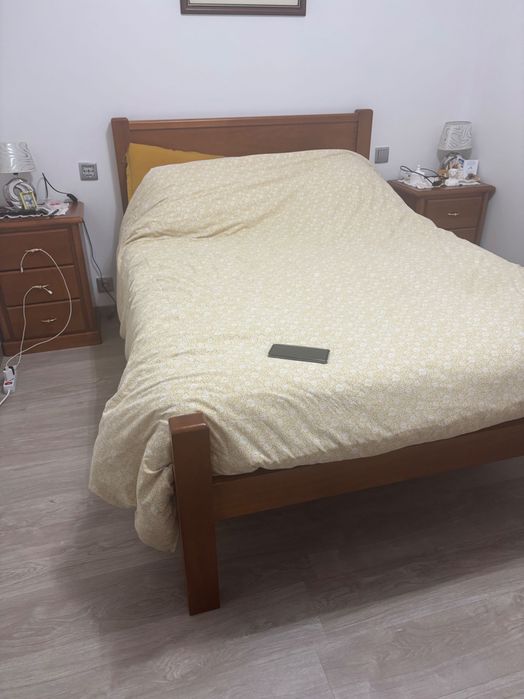 Cama de casal com roupeira, mesas de cabeceira, cómodo e espelho