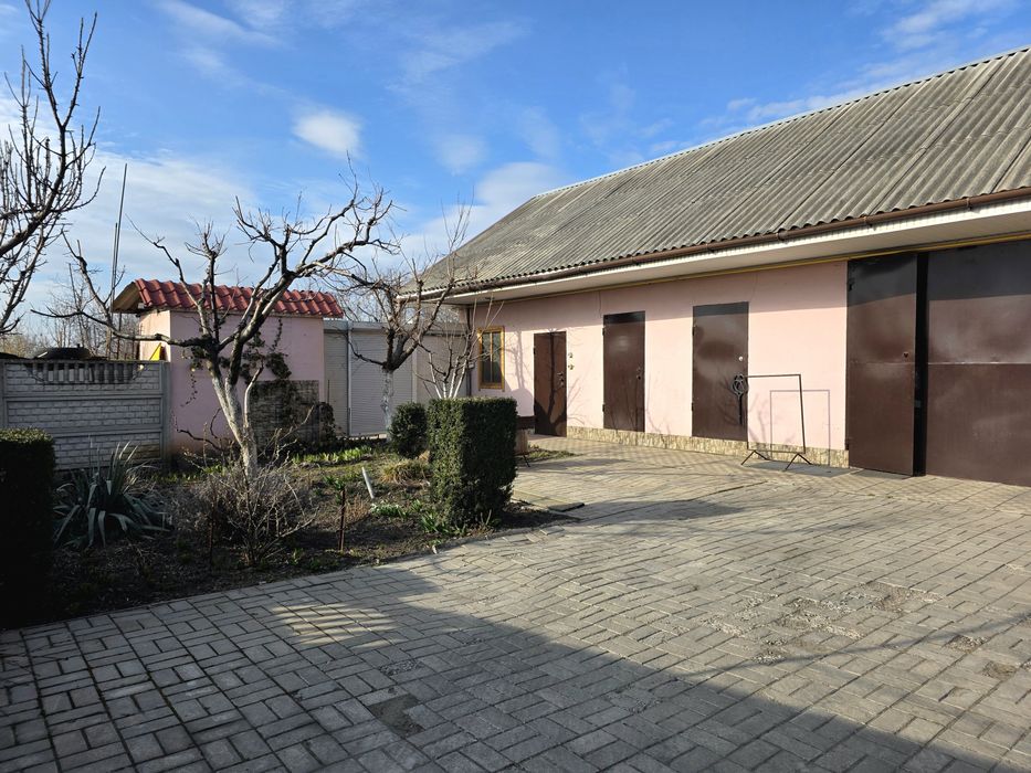 Будинок + приміщення