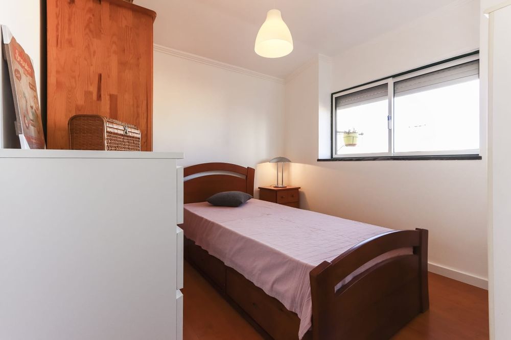 Cama Solteiro e Mesa de Cabeceira