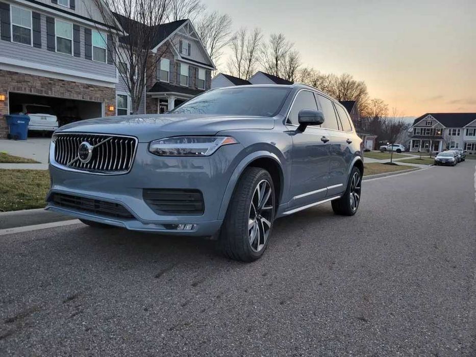 2022 Volvo XC90 T6 AWD Momentum