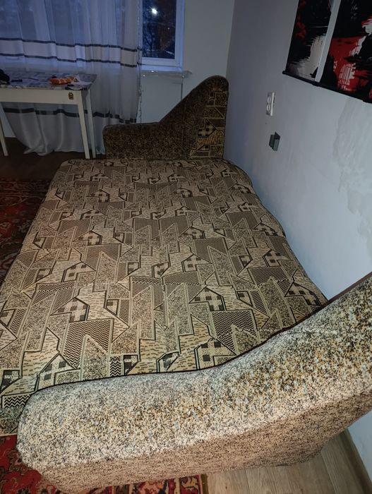 Продам диван, до дивану віддам пуфік та килим(на підлозі) Самовивіз