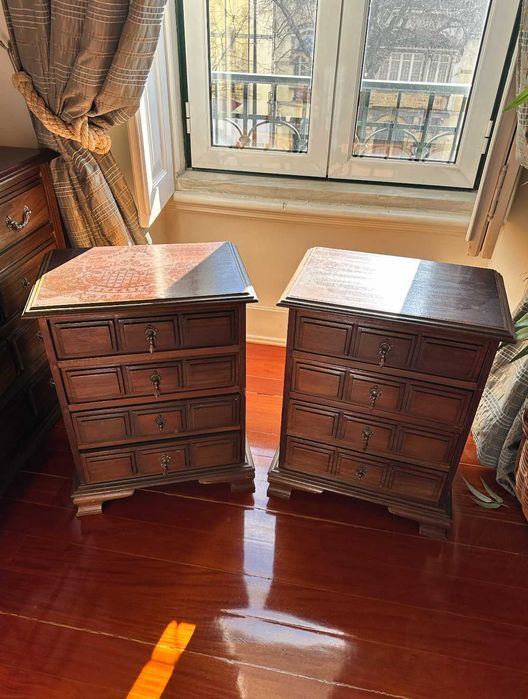 Mesinha de Cabeceira de Madeira Maciça