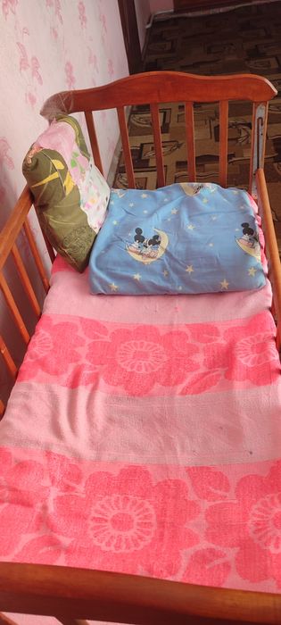 Детская кроватка деревянная.