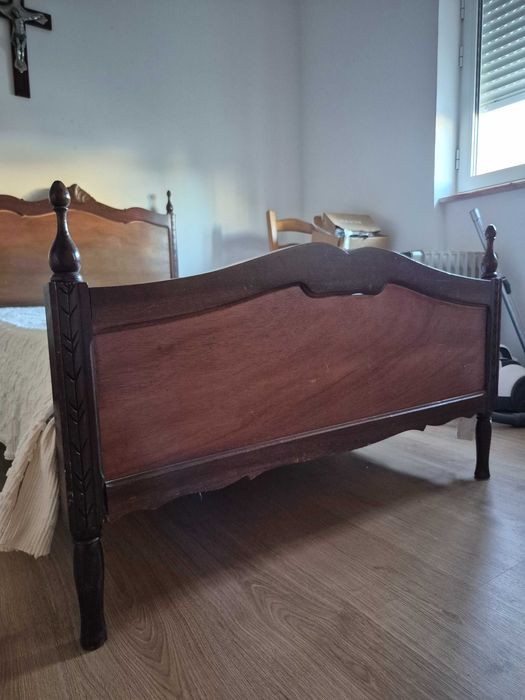 Cama de solteiro em madeira