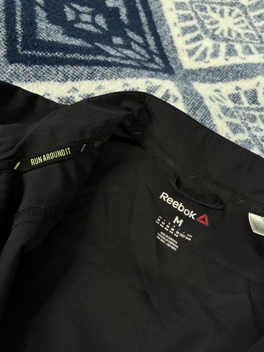 Жіноча чорна вітрівка Reebok.