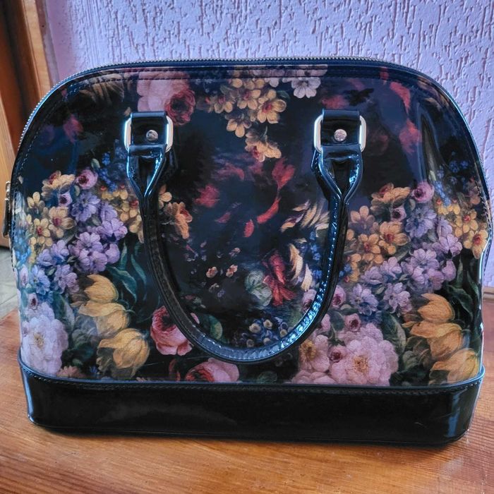 Продам очень красивую лаковую сумку V.Fabbiano