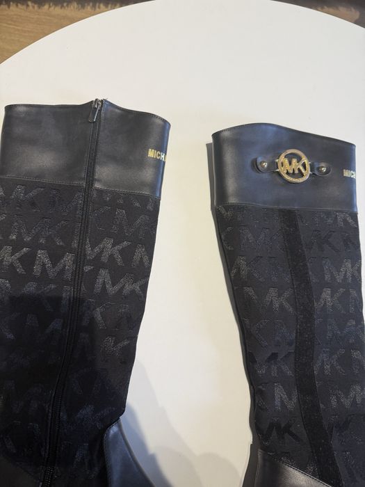 czarne kozaki ze złotymi dodatkami